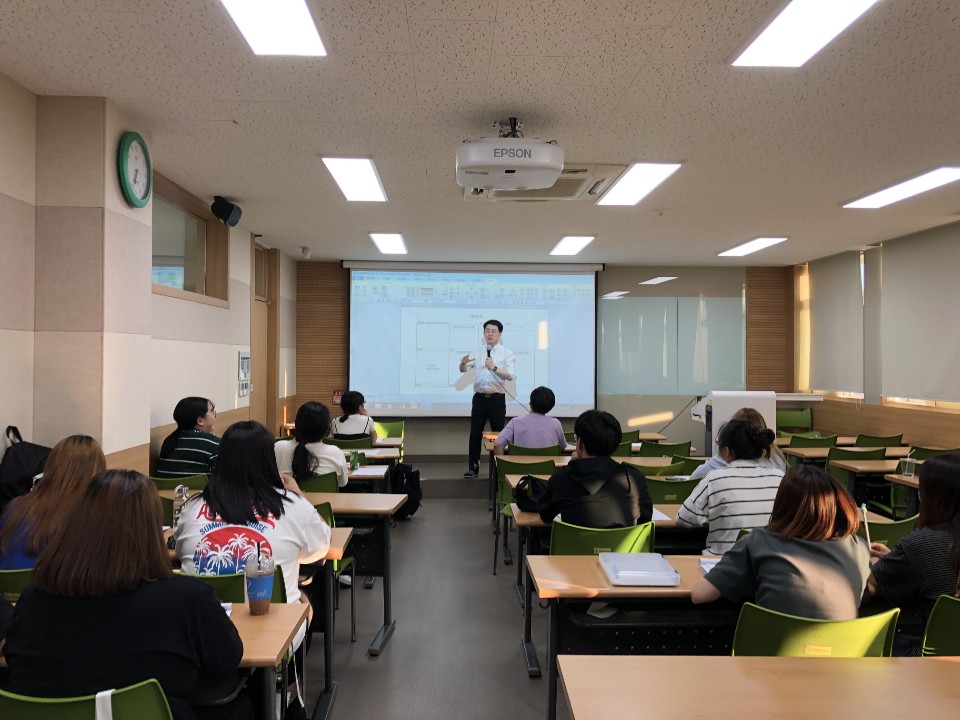 2019년 5월 23일 모래놀이치료특강을 실시하였습니다